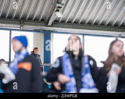 10. April 2022, Nordrhein-Westfalen, Bochum: Fußball: Bundesliga, VfL Bochum - Bayer Leverkusen, Matchday 29, Vonovia Ruhrstadion: Unter dem Stadiondach ist eine Videokamera montiert. Der VfL hat nach dem abgebrochenen skandalösen Spiel gegen Mönchengladbach Maßnahmen für Heimspiel 1 ergriffen. Die Installation zusätzlicher Videotechnologie, mit der potenzielle Straftäter schnell verurteilt werden können, soll abschreckend wirken. Nach intensiven Diskussionen entschied sich die Vereinsleitung gegen kollektive Strafen wie ein Alkoholverbot. Foto: Bernd Thissen/dpa - WICHTIGER HINWEIS: Dazu Stockfoto