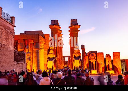 Luxor, Ägypten - 2. Januar 2012 : Unbekannte Touristen überfüllt in der Nacht im Luxor Temple Complex, Luxor, Ägypten. Stockfoto