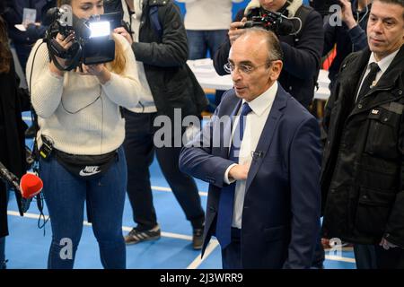 Paris, Frankreich. 10. April 2022. Der Kandidat der rechtsextremen Partei „Reconquete“ für die Präsidentschaftswahl 2022, Eric Zemmour, gibt am 10. April 2022 in einem Wahllokal in Paris, Frankreich, seine Stimme ab. Die Wahl für die französischen Präsidentschaftswahlen 2022 begann am Sonntag um 8:00 Uhr Ortszeit (0600 Uhr GMT) in Metropolitan France. Quelle: Julien Mattia/Xinhua/Alamy Live News Stockfoto