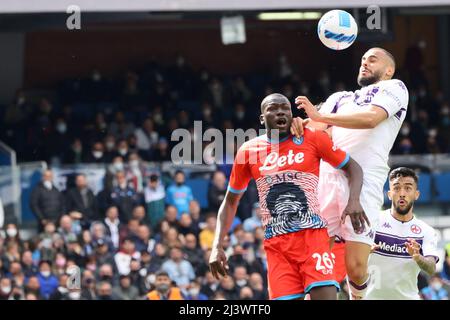 Neapel, Kampanien, Italien. 10. April 2022. Während des italienischen Serie A Fußballmatches SSC Napoli gegen AC Fiorentina am 10. April 2022 im Diego Armando Maradona Stadium in Neapel.in Bild: Kolidou Koulibaly (Bildquelle: © Fabio Sasso/ZUMA Press Wire) Bildquelle: ZUMA Press, Inc./Alamy Live News Stockfoto