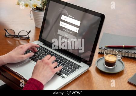 Passwort-Login auf dem Computerbildschirm, Cyber-Lock Internet-Sicherheitskonzept. Frau, die mit einem Laptop arbeitet. Büro Business Holz Tisch Hintergrund. Stockfoto