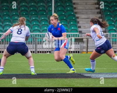 Glasgow, Großbritannien. 10. April 2022. Marine Menager (13 - Frankreich) bringt den Ball nach vorne im Spiel zwischen Schottland und Frankreich bei der Six Nations Women's Championship im Scotstoun Stadium, Glasgow am 10.. April 2022 Claire Jeffrey Credit: SPP Sport Press Photo. /Alamy Live News Stockfoto