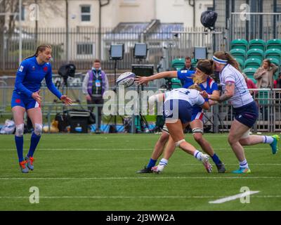 Glasgow, Großbritannien. 10. April 2022. Melissande Llorens (11 - Frankreich) nimmt beim Spiel zwischen Schottland und Frankreich bei der Six Nations-Meisterschaft der Frauen im Scotstoun Stadium, Glasgow, am 10.. April 2022 einen Chicken Wing Pass ein Claire Jeffrey Credit: SPP Sport Press Photo. /Alamy Live News Stockfoto