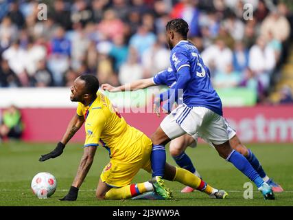 Jordan Ayew aus dem Crystal Palace geht unter dem Druck von Ademola Lookman (vorne rechts) von Leicester City und Luke Thomas während des Premier League-Spiels im King Power Stadium, Leicester, zu Boden. Bilddatum: Sonntag, 10. April 2022. Stockfoto