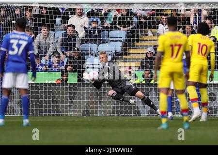 LEICESTER, GROSSBRITANNIEN. APR 10.: Kasper Schmeichel von Leicester City rettet eine erneut ertastete Strafe und Wilfried Zaha von Crystal Palace (nicht abgebildet) punktet beim Rebound während des Premier League-Spiels zwischen Leicester City und Crystal Palace am Sonntag, dem 10.. April 2022 im King Power Stadium in Leicester. (Kredit: James Holyoak | MI News) Kredit: MI Nachrichten & Sport /Alamy Live News Stockfoto