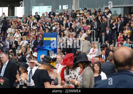 Zuschauermenge bei den Royal Ascot Races. Stockfoto