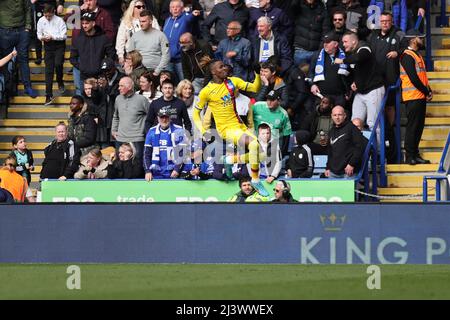 LEICESTER, GROSSBRITANNIEN. APR 10.: Wilfried Zaha von Crystal Palace punktet mit einer Strafe, nachdem sie während des Premier League-Spiels zwischen Leicester City und Crystal Palace im King Power Stadium, Leicester, am Sonntag, 10.. April 2022, erneut eingenommen wurde. (Kredit: James Holyoak | MI News) Kredit: MI Nachrichten & Sport /Alamy Live News Stockfoto