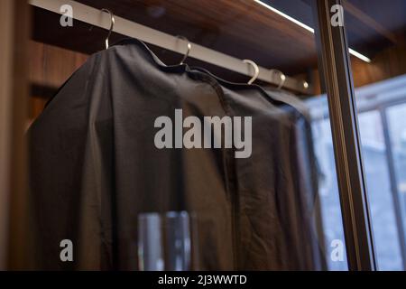 Großer, moderner Einbauschrank mit mattem Glas an den Ständern der Schiebetüren Stockfoto