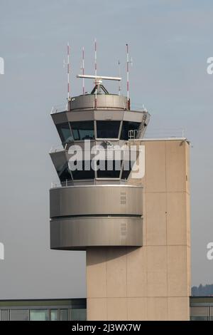 Zürich, Schweiz, 2. März 2022 Tower- und Flugsicherungsstation am internationalen Flughafen Stockfoto