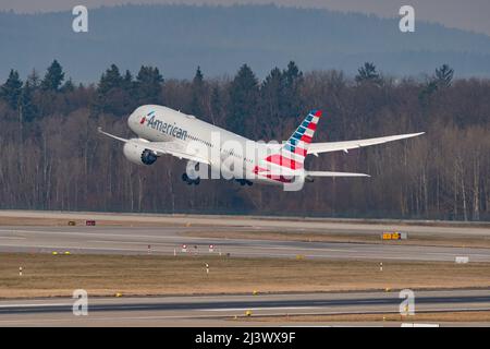 Zürich, Schweiz, 2. März 2022 die Boeing 787-8 von American Airlines startet von der Start- und Landebahn 28 am internationalen Flughafen Stockfoto