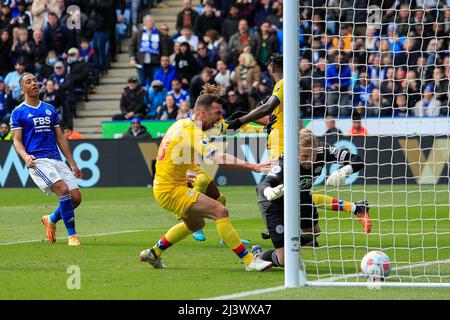 Leicester, Großbritannien. 10. April 2022. Wilfried Zaha #11 von Crystal Palace verfehlt seine Strafe, punktet aber mit dem Rebound, um es 2-1 in Leicester, Vereinigtes Königreich am 4/10/2022. (Foto von James Heaton/News Images/Sipa USA) Quelle: SIPA USA/Alamy Live News Stockfoto