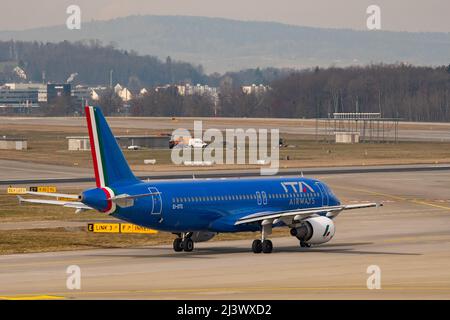 Zürich, Schweiz, 2. März 2022 ITA Airways Airbus A320-216 rollt auf dem internationalen Flughafen Stockfoto