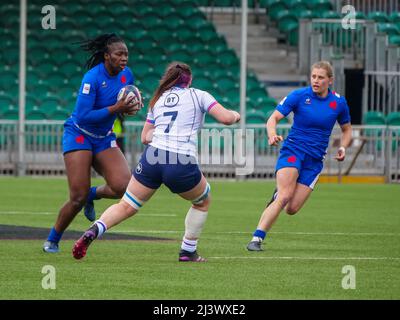 Glasgow, Großbritannien. 10. April 2022. Madoussou Fall (5 - Frankreich) bringt den Ball nach vorne im Spiel zwischen Schottland und Frankreich bei der Six Nations Women's Championship im Scotstoun Stadium, Glasgow am 10.. April 2022 Claire Jeffrey Credit: SPP Sport Press Photo. /Alamy Live News Stockfoto