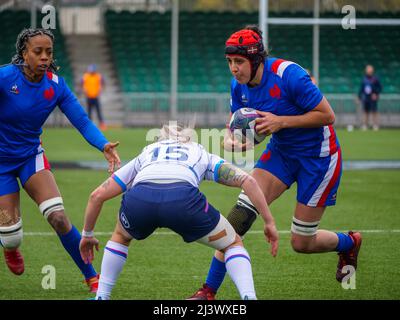 Glasgow, Großbritannien. 10. April 2022. Celine Ferer (4 - Frankreich) bringt den Ball nach vorne im Spiel zwischen Schottland und Frankreich bei der Six Nations Women's Championship im Scotstoun Stadium, Glasgow am 10.. April 2022 Claire Jeffrey Credit: SPP Sport Press Photo. /Alamy Live News Stockfoto