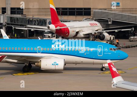 Zürich, Schweiz, 2. März 2022 KLM Royal Dutch Airlines Boeing 737-7K2 vor einem Iberia Airbus A320-214 Jet auf dem Vorfeld Stockfoto