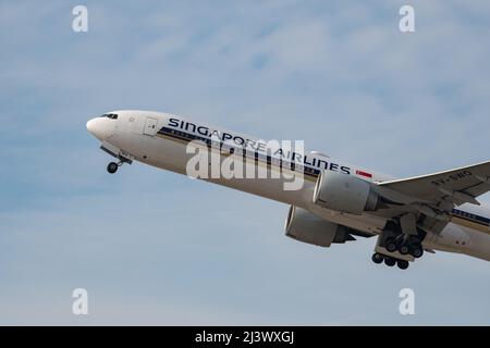 Zürich, Schweiz, 2. März 2022 Singapore Airlines Boeing 777-300ER fliegt von der Start- und Landebahn 16 ab Stockfoto