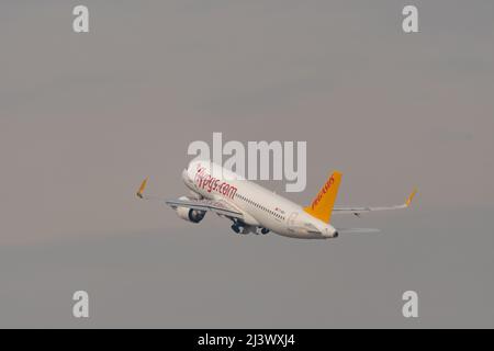 Zürich, Schweiz, 2. März 2022 Pegasus Airlines Airbus A320-251N startet von der Start- und Landebahn 28 Stockfoto