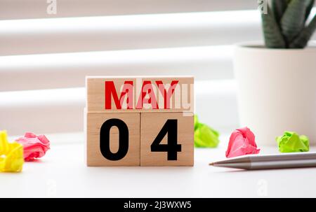 Holzkalender Mai 04 auf weißem Hintergrund Nahaufnahme. Stockfoto