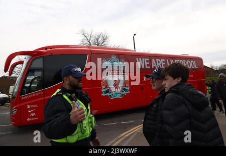 Manchester, Großbritannien. 10. April 2022. Das Liverpool-Team kommt zum Premier League-Spiel im Etihad Stadium in Manchester an. Bildnachweis sollte lauten: Darren Staples/Sportimage Credit: Sportimage/Alamy Live News Stockfoto