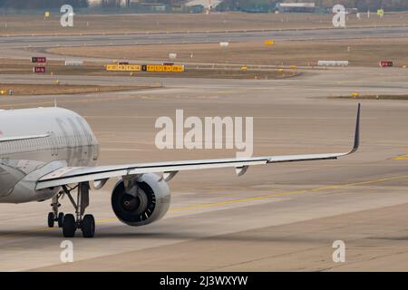 Zürich, Schweiz, 2. März 2022 SAS Scandinavian Airlines Airbus A320-251N rollt auf seine Position Stockfoto