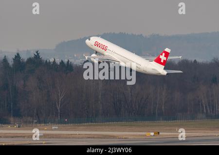 Zürich, Schweiz, 2. März 2022 die Airbus A320-214 von Swiss International Airlines verlässt die Unway 28 Stockfoto