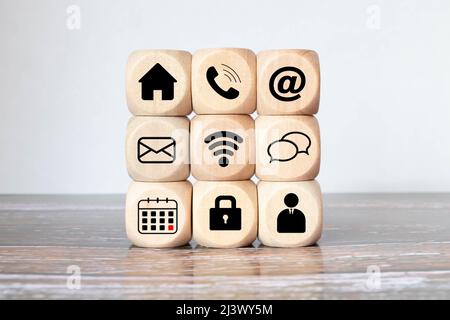 Online-Shopping oder E-Commerce-Konzept mit Online-Business-Icons auf Holzwürfeln vor weißem Hintergrund. Stockfoto