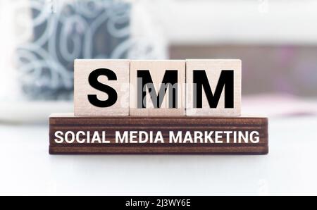 SMM Social Media Marketing Definition Akronym auf blau. Stockfoto