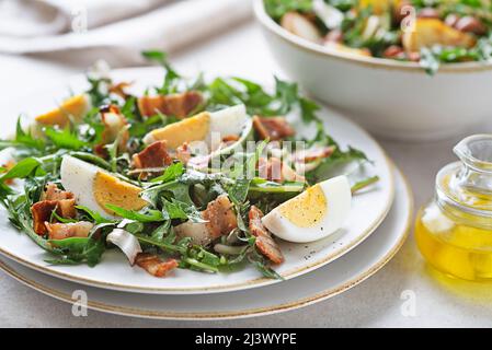 Dandelionensalat mit Eiern und Speck aus nächster Nähe Stockfoto