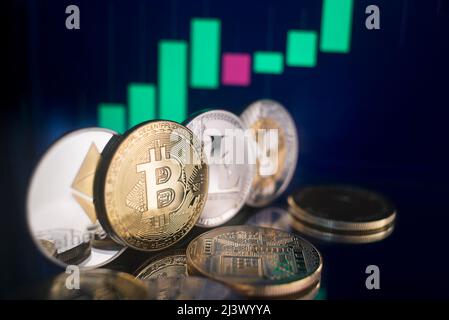 Investitionskonzept für Bitcoin und Kryptowährungen. Bitcoin-Kryptowährungsmünzen. Handel an der Kryptowährungsbörse. Trends bei den Bitcoin-Wechselkursen. Stockfoto