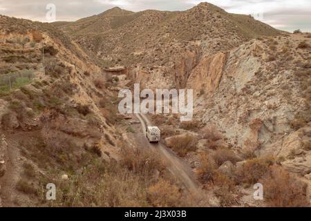 Off-Road Camper Fahrzeug fährt durch die Ramblas in der Wüste Tabernas Drohne View Stockfoto
