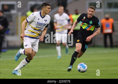 Mailand, Italien, 9.. April 2022. Der Bosko Sutalo von Hellas Verona wird von Robin Gosens vom FC Internazionale während des Spiels der Serie A in Giuseppe Meazza, Mailand, verfolgt. Bildnachweis sollte lauten: Jonathan Moscrop / Sportimage Stockfoto