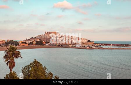 Stadtbild der Stadt Peniscola an der spanischen Mittelmeerküste Costa del Azahar Stockfoto