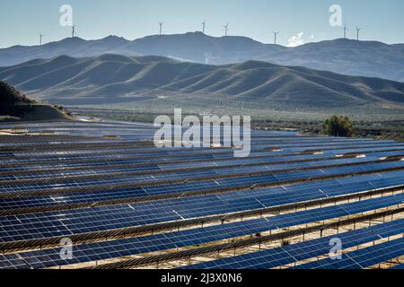 Solarkraftwerke in der Wüste Tabernas in Almeria im Süden Spaniens Stockfoto