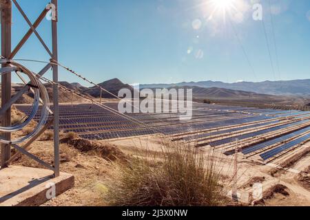 Solarkraftwerke in der Wüste Tabernas in Almeria im Süden Spaniens Stockfoto