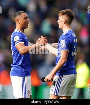 Youri Tielemans (links) von Leicester City und Luke Thomas geben sich beim Premier League-Spiel im King Power Stadium, Leicester, die Hände nach. Bilddatum: Sonntag, 10. April 2022. Stockfoto