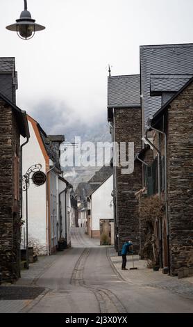 Blick auf die Straße in der Stadt Piesport im Moseltal Stockfoto