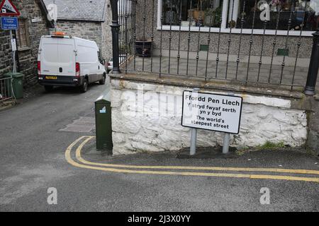 Harlech, Gwynedd, North Wales, Wales, Großbritannien, Ffordd Pen Llech, jetzt die zweitsteilste Straße der Welt. Ffordd Pen Llech ist eine öffentliche Straße in der Stadt Harlech, die im Snowdonia National Park, Nordwales, liegt. Sie galt einst als die steilste Straße der Welt, obwohl dieser Titel am 8. April 2020 an den vorherigen Inhaber der Baldwin Street in Neuseeland zurückging Stockfoto