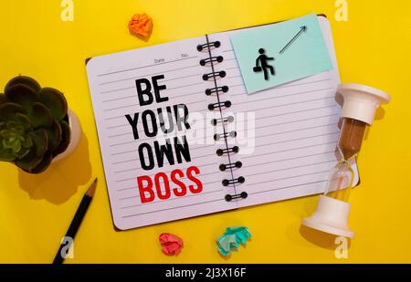 Handschrift Text werden Sie Ihr eigener Chef. Begriff Sinne Start Unternehmen Freiberuflich job Unternehmer Start-up investieren Notepad pen Informationen Ideen Nachricht. Stockfoto