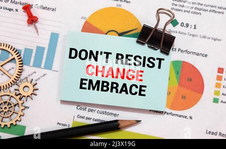 Text zum Schreiben Don T Resist Change Umarmen Sie es. Geschäftskonzept für offen für Änderungen versuchen, neue Dinge positive farbige Zwischenablage leere Papierbogen Stockfoto