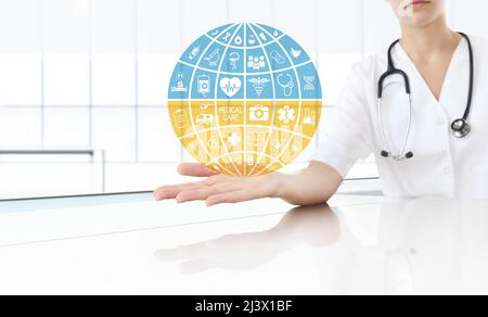 Konzept der medizinischen Schutzhilfe der Ukraine, Nahaufnahme der Hände des Arztes, die die Symbole der Medizin zeigen, die einen Globus in den gelben und blauen Farben der Th bilden Stockfoto