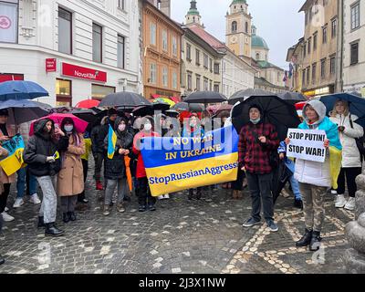 Nein zum Krieg. Friedliche Demonstration der Europäer gegen die Invasion russischer Truppen in der Ukraine. Menschen mit Plakaten kamen auf den Platz, um ihre zu zeigen Stockfoto