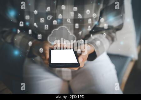 Frauen, die ein Mobiltelefon benutzen. Nahaufnahme Frauen Hand verwenden Smartphone verbinden mit Cloud-Netzwerk Internet für Lifestyle-Technologie digitales Marketing Financial an Stockfoto