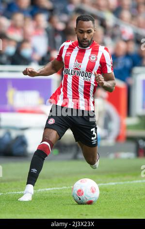 London, Großbritannien. 10. April 2022. Rico Henry von Brentford während des Premier League-Spiels zwischen Brentford und West Ham United am 10. April 2022 im Brentford Community Stadium, London, England. Foto von Salvio Calabrese. Nur zur redaktionellen Verwendung, Lizenz für kommerzielle Nutzung erforderlich. Keine Verwendung bei Wetten, Spielen oder Veröffentlichungen einzelner Clubs/Vereine/Spieler. Kredit: UK Sports Pics Ltd/Alamy Live Nachrichten Stockfoto