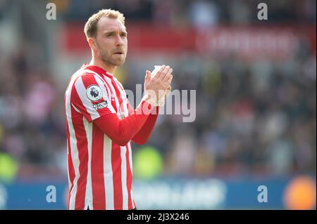 London, Großbritannien. 10. April 2022. Christian Eriksen von Brentford feiert am 10. April 2022 während des Premier League-Spiels zwischen Brentford und West Ham United im Brentford Community Stadium, London, England. Foto von Salvio Calabrese. Nur zur redaktionellen Verwendung, Lizenz für kommerzielle Nutzung erforderlich. Keine Verwendung bei Wetten, Spielen oder Veröffentlichungen einzelner Clubs/Vereine/Spieler. Kredit: UK Sports Pics Ltd/Alamy Live Nachrichten Stockfoto