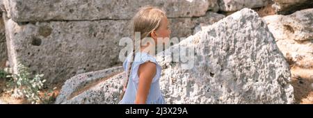 Junge Mädchen Reisende von acht Jahren reisen und erkunden die alten Ausgrabungen der Ruinen der alten lykischen Stadt Phaselis in der Türkei in Summe Stockfoto