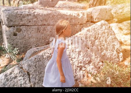 Kinder, die acht Jahre alt sind, reisen und erkunden während der Summe die antiken Ausgrabungen der Ruinen der antiken lykischen Stadt Phaselis in der Türkei Stockfoto