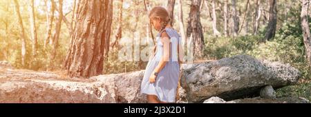 Junge Mädchen Reisende von acht Jahren reisen und erkunden die alten Ausgrabungen der Ruinen der alten lykischen Stadt Phaselis in der Türkei in Summe Stockfoto