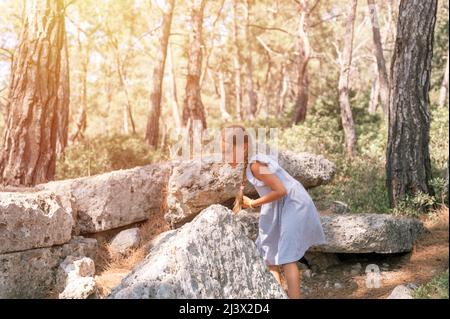 Kinder, die acht Jahre alt sind, reisen und erkunden während der Summe die antiken Ausgrabungen der Ruinen der antiken lykischen Stadt Phaselis in der Türkei Stockfoto