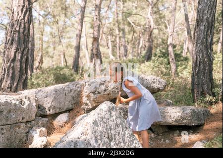 Junge Mädchen Reisenden von acht Jahren reisen und erkunden Sie die alten Ausgrabungen der Ruinen der alten lykischen Stadt Phaselis in der Türkei während s Stockfoto