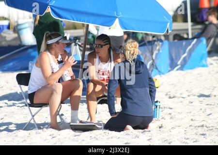 NCAA Women's Beach Volleyball 2022 UAB März bis Mai. University of Alabama Birmingham Turnier in Gulf Shores, Alabama, USA statt. Stockfoto